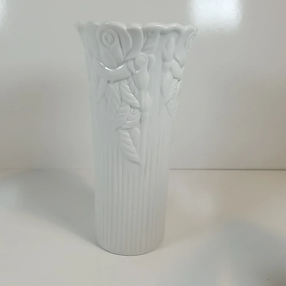 Embossed Vtg White Tulip Ceramic Floral Vase Roses 10.25